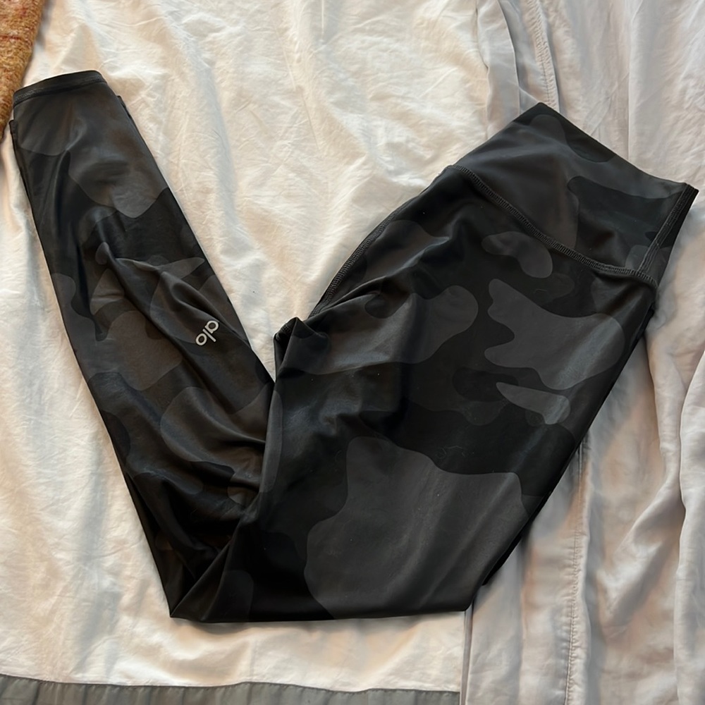 Dark Camo High Waisted alo Leggings